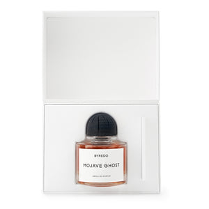 Byredo - Mojave Ghost - Absolu de Parfum Flakon mit schwarzem Kappenverschluss in weißem Präsentationsetui