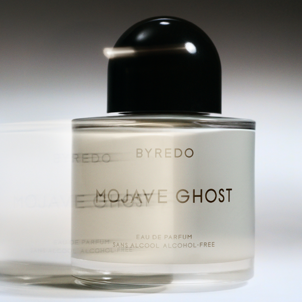 Byredo - Mojave Ghost - Alcohol-free Parfumflakon mit schlichter, transparenter Glasflasche und schwarzem runden Deckel vor hellgrauem Hintergrund