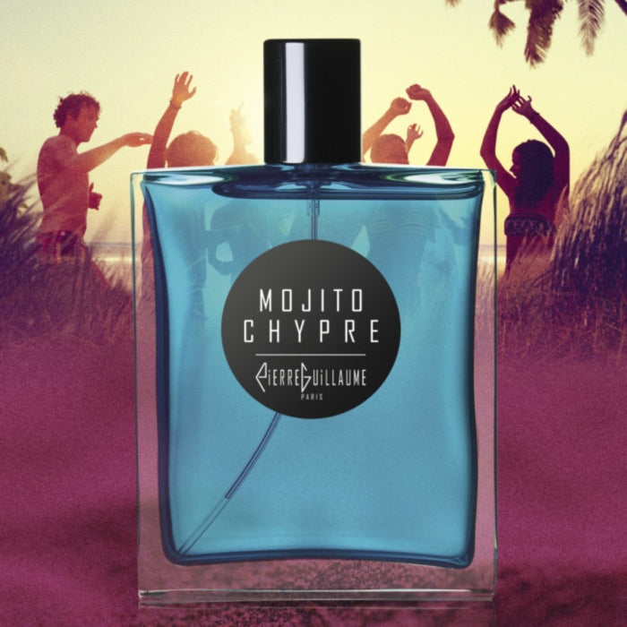 Pierre Guillaume - Cruise Collection - Mojito Chypre Parfumflakon in türkisblau mit schwarzem Verschluss vor Strandparty-Hintergrund