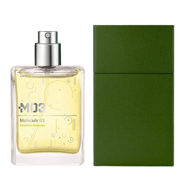 Escentric Molecules - Molecule 03 - Travel Spray mit transparentem Flakon und grünem Etui vor weißem Hintergrund