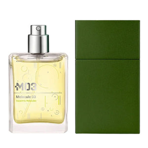 Escentric Molecules - Molecule 03 - Travel Spray mit transparentem Flakon und grünem Etui vor weißem Hintergrund