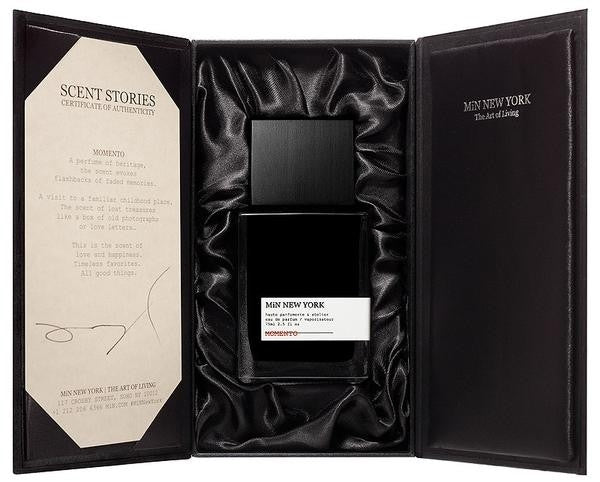 MiN New York - Momento Parfumflakon in eleganter schwarzer Geschenkbox mit seidiger Satinverpackung und Echtheitszertifikat