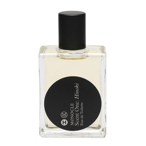 Comme des Garçons - Monocle - Scent One: Hinoki Flakon mit schwarzem Etikett und klarer Form vor weißem Hintergrund