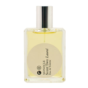 Comme des Garçons - Monocle - Scent Two: Laurel rechteckiger Flakon mit silbernem Verschluss und gelblichem Inhalt vor weißem Hintergrund