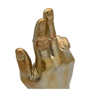 Filippo Sorcinelli - Memento - Rosa fiorita goldene Hand mit detailreichem Ring und feiner Oberflächenstruktur
