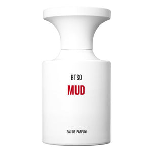 BORNTOSTANDOUT - Mud Parfumflakon in minimalistischer weißer Optik mit roter Schrift vor hellem Hintergrund