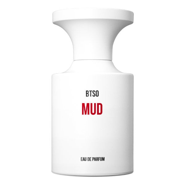 BORNTOSTANDOUT - Mud Parfumflakon in minimalistischer weißer Optik mit roter Schrift vor hellem Hintergrund