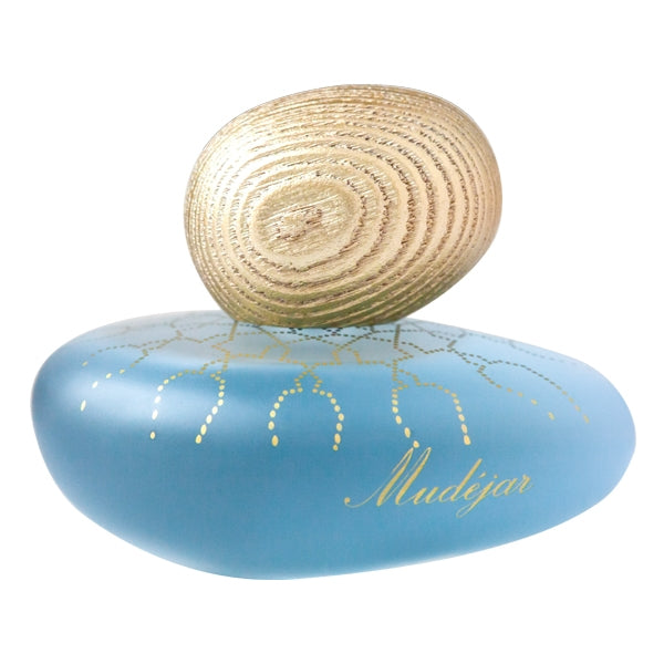 Majda Bekkali - Mudéjar Parfumflakon in blau mit goldener Zierde und organisch geformtem Verschluss auf weißem Hintergrund