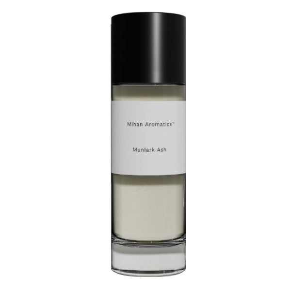 Mihan Aromatics - Munlark Ash zeigt minimalistischen Flakon mit schwarzem Verschluss und schlichtem weißen Etikett