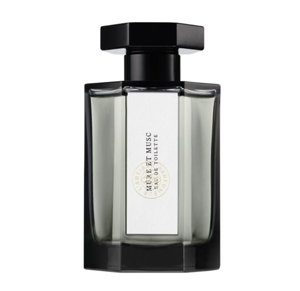 L'Artisan Parfumeur - La ollection - Mûre et Musc Parfumflakon in dunkel getöntem Glas mit schwarzlackiertem Verschluss vor weißem Hintergrund
