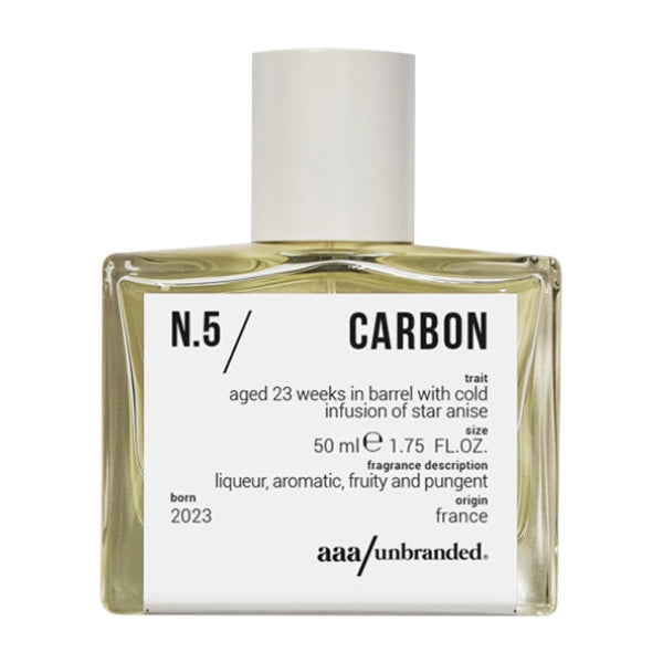 aaa/unbranded - N.5  /Carbon klarer Flakon mit sachlichem Etikett und silberfarbenem Verschluss vor weißem Hintergrund