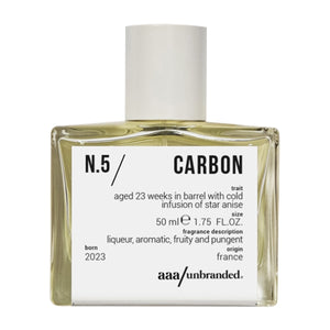 aaa/unbranded - N.5  /Carbon klarer Flakon mit sachlichem Etikett und silberfarbenem Verschluss vor weißem Hintergrund