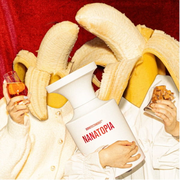 BORNTOSTANDOUT - Nanatopia mit flakon und zwei Personen in Bananenkostümen vor rotem Hintergrund
