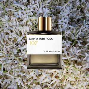 Bon Parfumeur - Les Extraits - 107 Nappa Tuberosa Flakon mit goldfarbenem Verschluss auf zartem Blütenbett