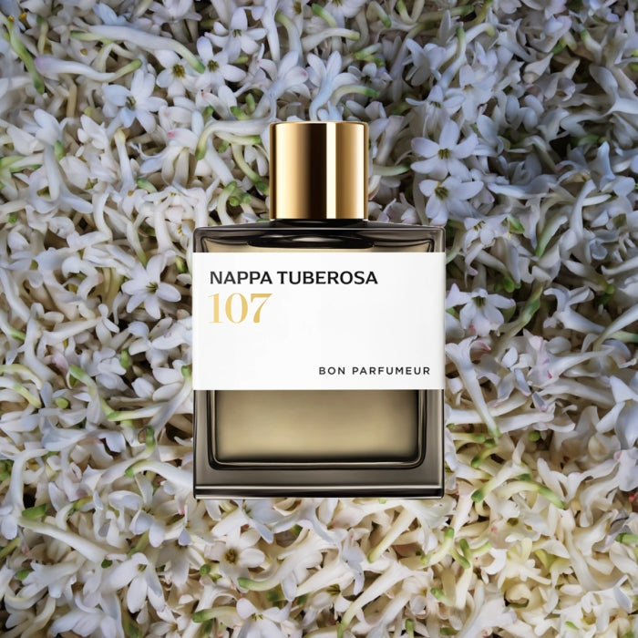 Bon Parfumeur - Les Extraits - 107 Nappa Tuberosa Flakon mit goldfarbenem Verschluss auf zartem Blütenbett