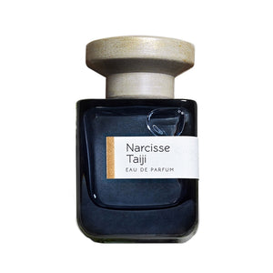 Atelier Materi - Narcisse Taiji Flakon mit dunklem Glas und breitem, hellem Verschluss vor weißem Hintergrund
