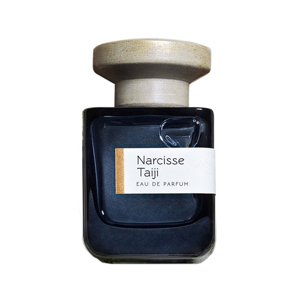 Atelier Materi - Narcisse Taiji Flakon mit dunklem Glas und breitem, hellem Verschluss vor weißem Hintergrund