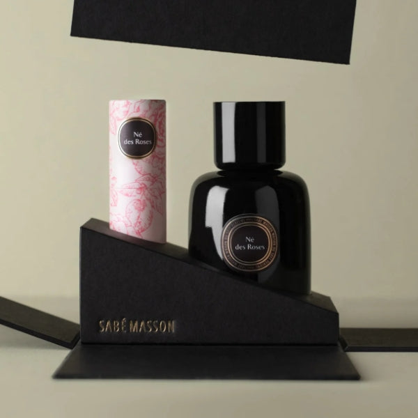Sabé Masson - Né des Roses - La Rencontre Parfumflasche und festes Parfum elegant arrangiert in schwarzer Box
