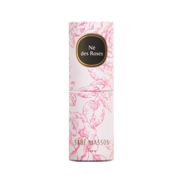 Sabé Masson - Né des Roses - Solid Soft Perfume in rosafarbener, floraler Verpackung mit elegantem Design auf weißem Hintergrund