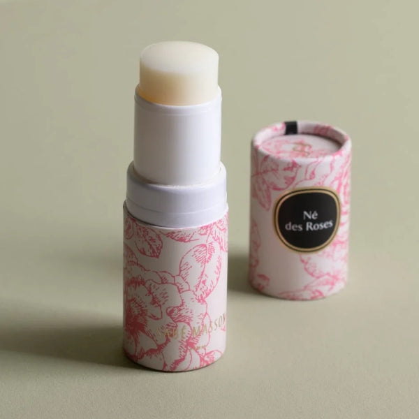 Sabé Masson - Né des Roses - Solid Soft Perfume im floralen Design mit rosafarbenen Details auf neutralem Hintergrund