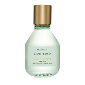 Nomenclature - neo rose Parfumflakon mit leicht grünlichem Glas und goldfarbenem Verschluss in klarer, moderner Form