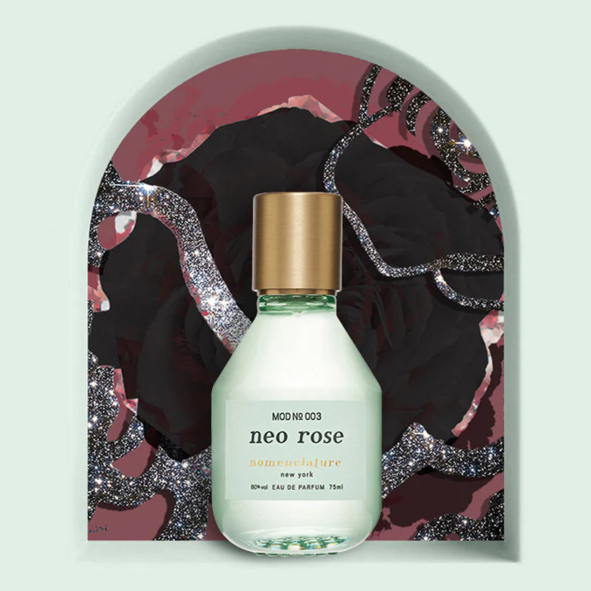 Nomenclature - neo rose Parfumflakon mit mattiertem Glas und goldfarbenem Verschluss vor künstlerischem Rosenmotiv