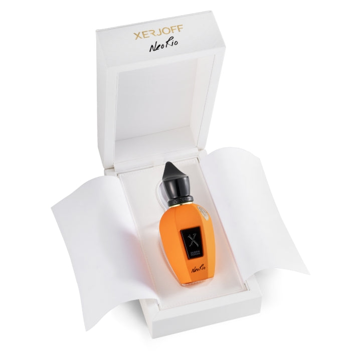 Xerjoff - Blends - Duran Duran - NeoRio / Orange Parfumflakon in leuchtendem Orange in eleganter weißer Geschenkbox geöffnet