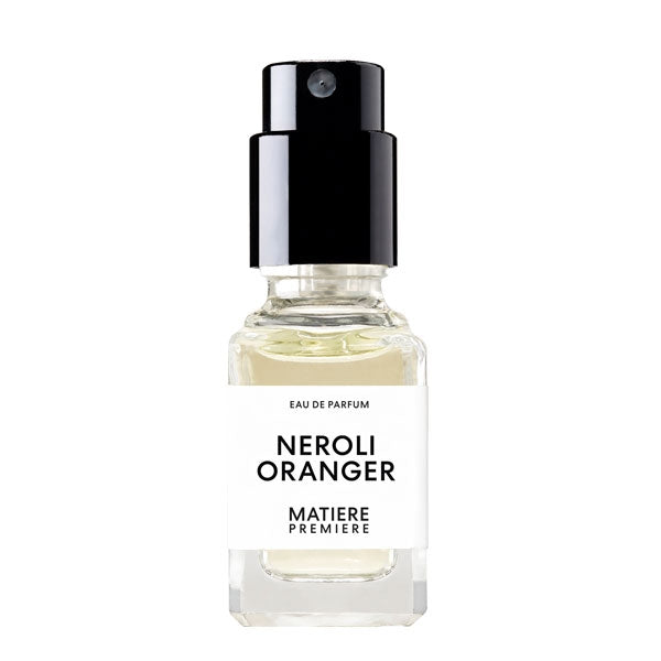 Matière Première - Neroli Oranger zeigt kleinen Parfumflakon mit hellem Duft und schwarzem Sprühkopf vor weißem Hintergrund