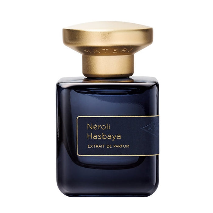 Atelier Materi - Néroli Hasbaya Parfumflakon in tiefblauem Glas mit goldfarbenem Verschluss vor weißem Hintergrund