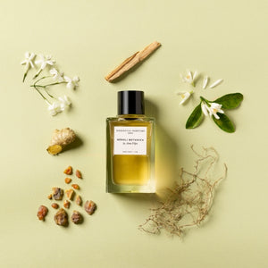 Essential Parfums - Néroli Botanica Flakon umgeben von natürlichen Zutaten auf hellem Hintergrund minimalistisch präsentiert