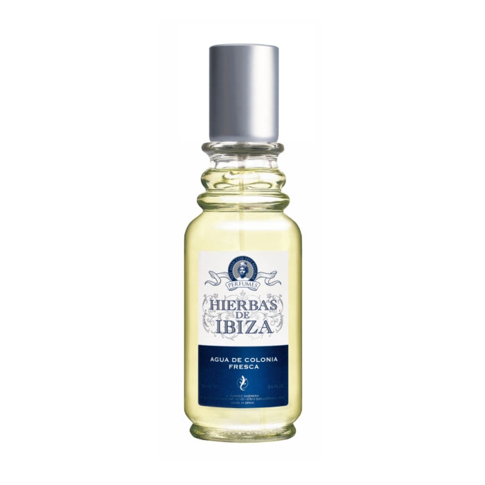 Hierbas de Ibiza - Eau de Cologne in klarem Flakon mit silbernem Verschluss und dunkelblauem Etikett vor weißem Hintergrund