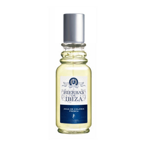 Hierbas de Ibiza - Eau de Cologne in klarem Flakon mit silbernem Verschluss und dunkelblauem Etikett vor weißem Hintergrund