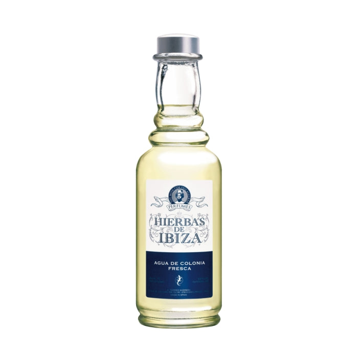 Hierbas de Ibiza - Eau de Cologne in vintage Flakon mit silbernem Verschluss und dunkelblauem Etikett vor weißem Hintergrund
