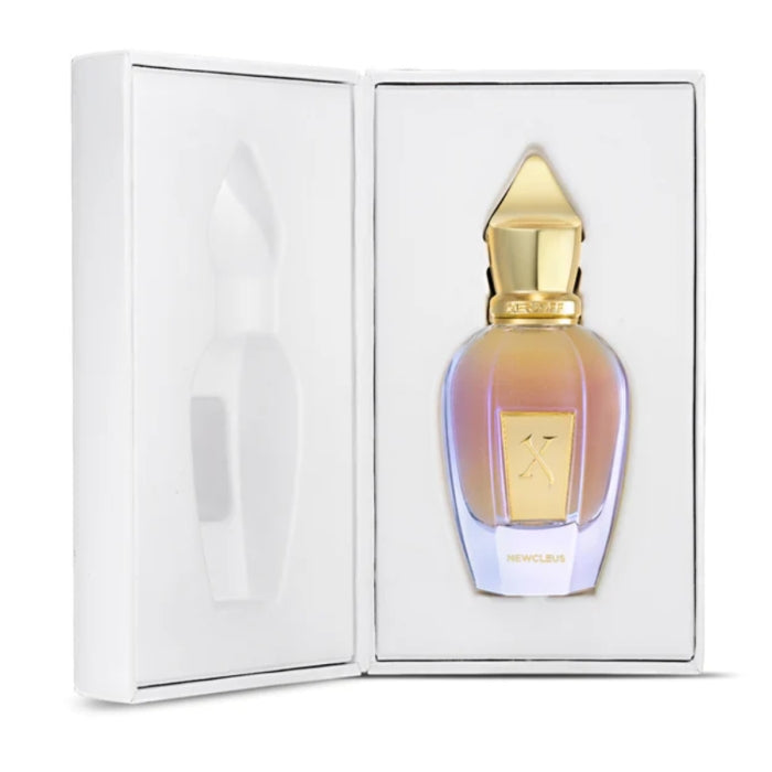 Xerjoff - Sans - Newcleus Flakon mit goldfarbenem Deckel in opulentem Verlauf elegant in weißer Box präsentiert