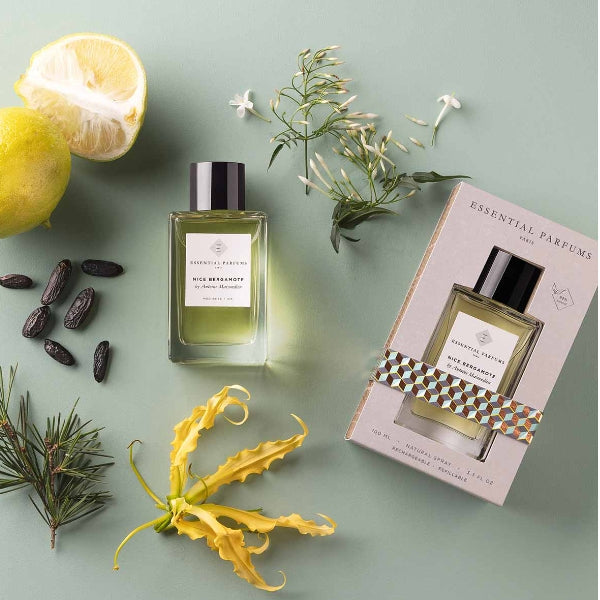Essential Parfums - Nice Bergamote Parfumflakon mit schwarzem Deckel und passender Verpackung auf grünem Hintergrund