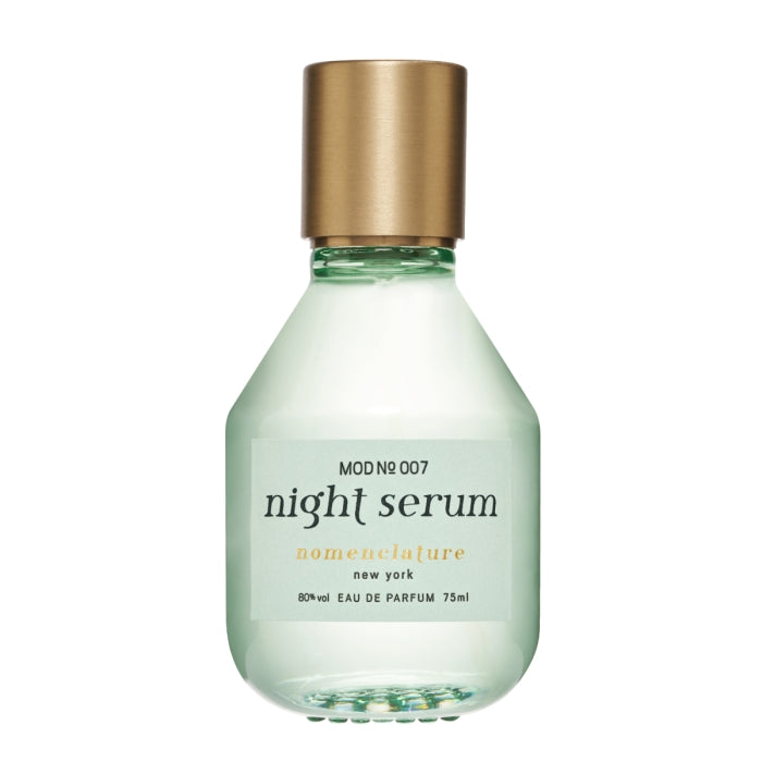 Nomenclature - night serum Flakon mit zart grünem Glas und mattem goldfarbenem Verschluss in minimalistischem Design