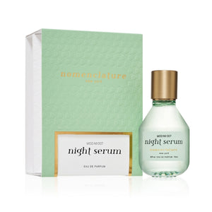 Nomenclature - night serum Parfumflakon mit mattgrüner Hülle und goldenem Verschluss neben passender Verpackung