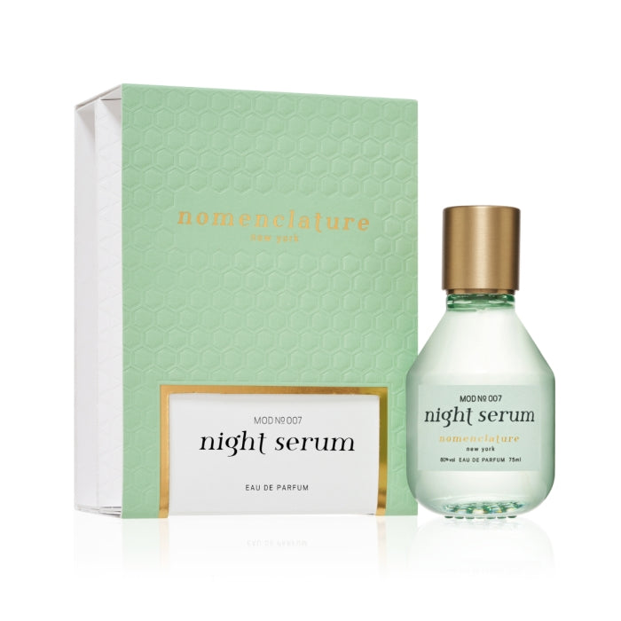 Nomenclature - night serum Parfumflakon mit mattgrüner Hülle und goldenem Verschluss neben passender Verpackung