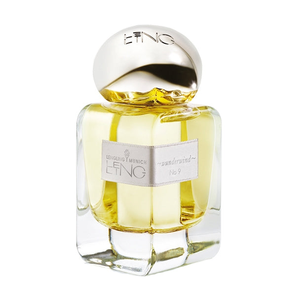 Lengling - No 9 - Wunderwind Parfumflakon mit honiggelbem Inhalt und glänzendem silbernem Verschluss auf weißem Hintergrund