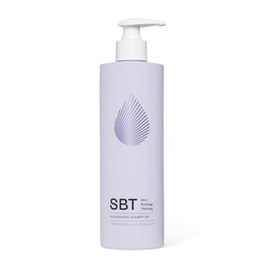 SBT - Body - Nourishing Shower Gel in helllila Flasche mit weißem Pumpspender für pflegende und feuchtigkeitsspendende Reinigung