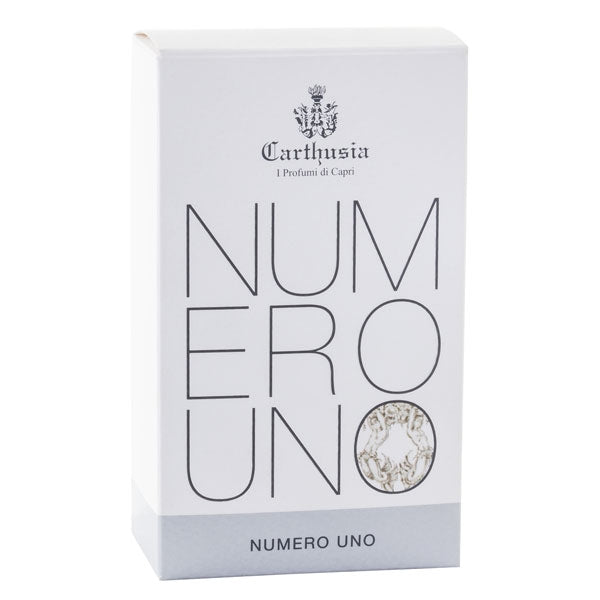 Carthusia - Numero Uno Verpackung mit schlichtem Design in Weiß und grauen Akzenten vor weißem Hintergrund