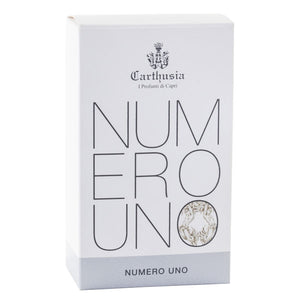 Carthusia - Numero Uno Verpackung mit schlichtem Design in Weiß und grauen Akzenten vor weißem Hintergrund