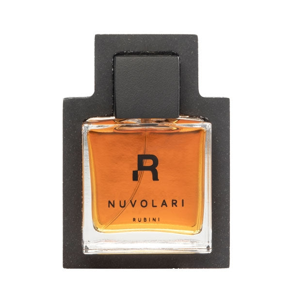 Rubini - Nuvolari Parfumflakon mit bernsteinfarbener Flüssigkeit und schwarzem Verschluss auf weißem Hintergrund