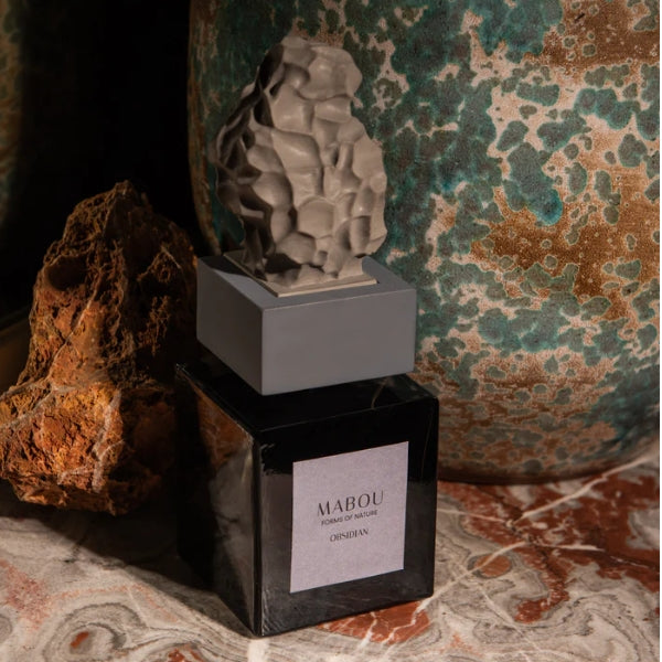 Mabou - Fragments of Gaia - Obsidian Duftskulptur mit handgegossenem Lavakunstwerk auf schwarzem Flakon in warmer Atmosphäre