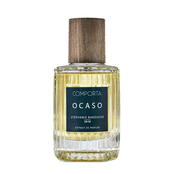 Comporta Perfumes - Ocaso Parfumflakon mit goldenem Duft, geriffeltem Glas und naturbelassenem Holzverschluss elegant präsentiert