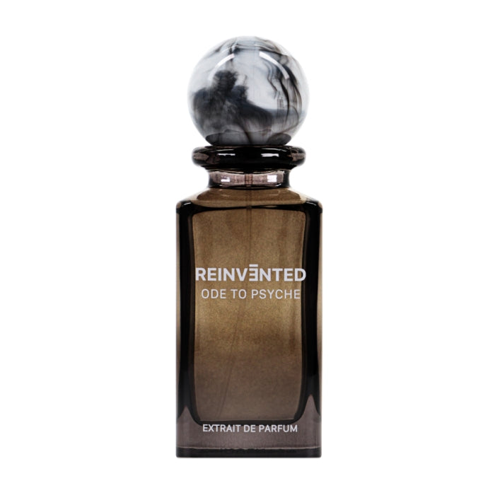 Reinvented Parfums - Ode to Psyche Parfumflakon mit rauchigem Glas und marmoriertem Kugeldeckel vor weißem Hintergrund