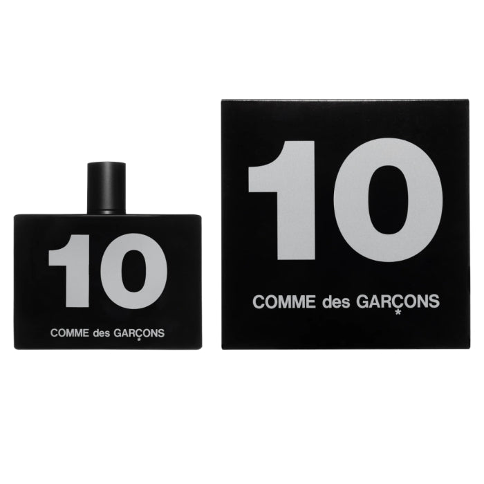 Comme des Garçons - Odeur 10 zeigt schwarzen Flakon und passende Verpackung mit großer weißer Zahl 10 vor weißem Hintergrund