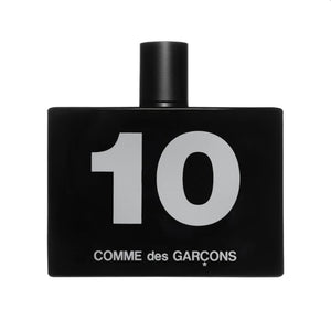 Comme des Garçons - Odeur 10 zeigt schwarzen eleganten Flakon mit großer weißer Zahl 10 auf weißem Hintergrund