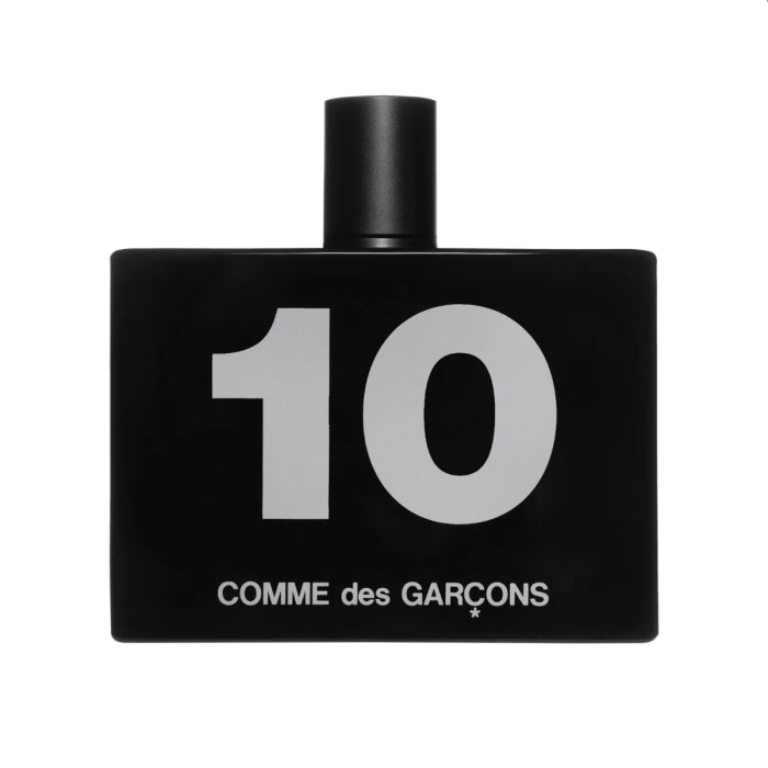 Comme des Garçons - Odeur 10 zeigt schwarzen eleganten Flakon mit großer weißer Zahl 10 auf weißem Hintergrund