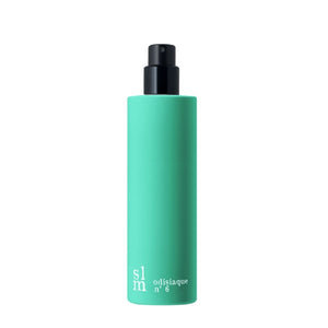 Sous Le Manteau - Odisiaque N°6 Sprayflasche in mattem Türkis mit schwarzem Sprühkopf vor weißem Hintergrund